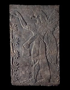 Figura alada con cabeza de águila